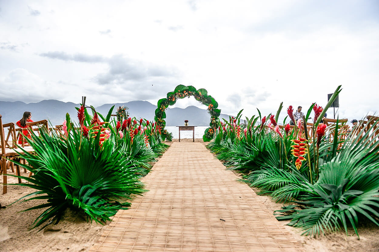 Altar de casamento na praia tropical