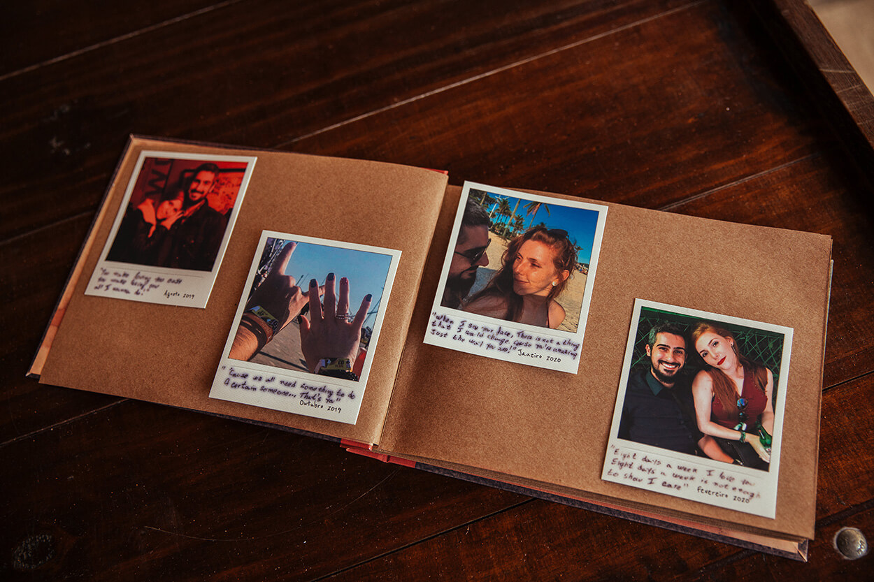 álbum de fotos com papel craft sobre a mesa de madeira