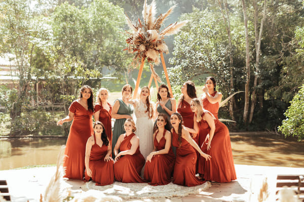 capa post: Noiva mãe dos novios e madrinhas madrinha com vestidos terracota