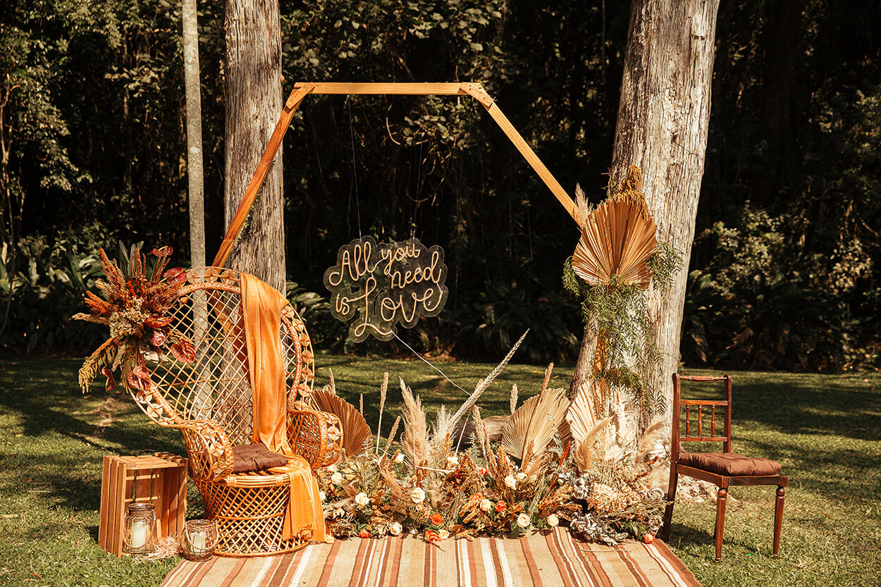 Cadeira pavão decorada com tecido laranjha e capim dos pampas