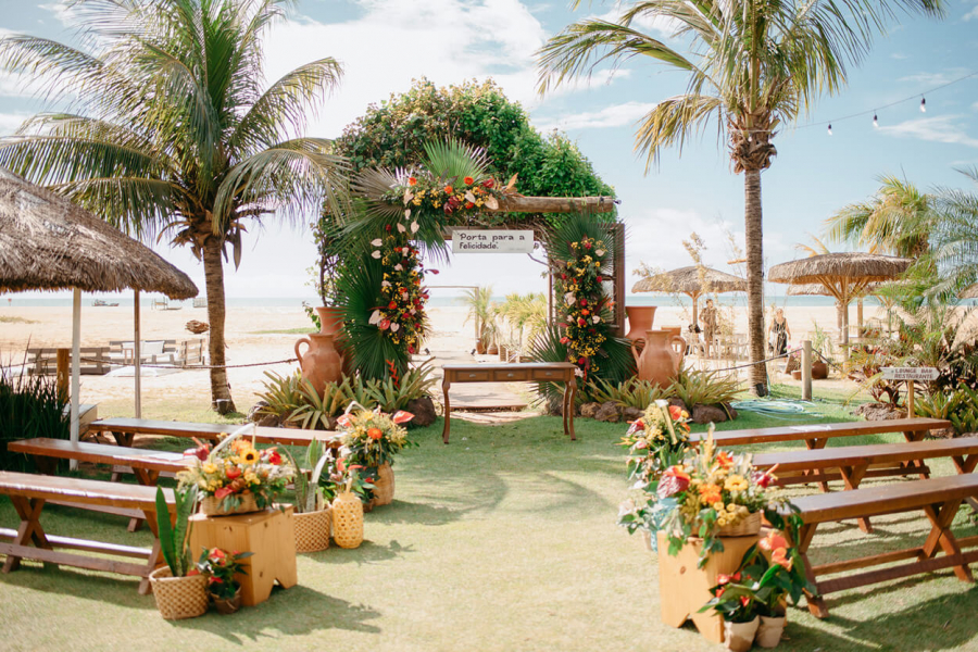 Destination wedding ganha uma cerimônia alto astral na praia