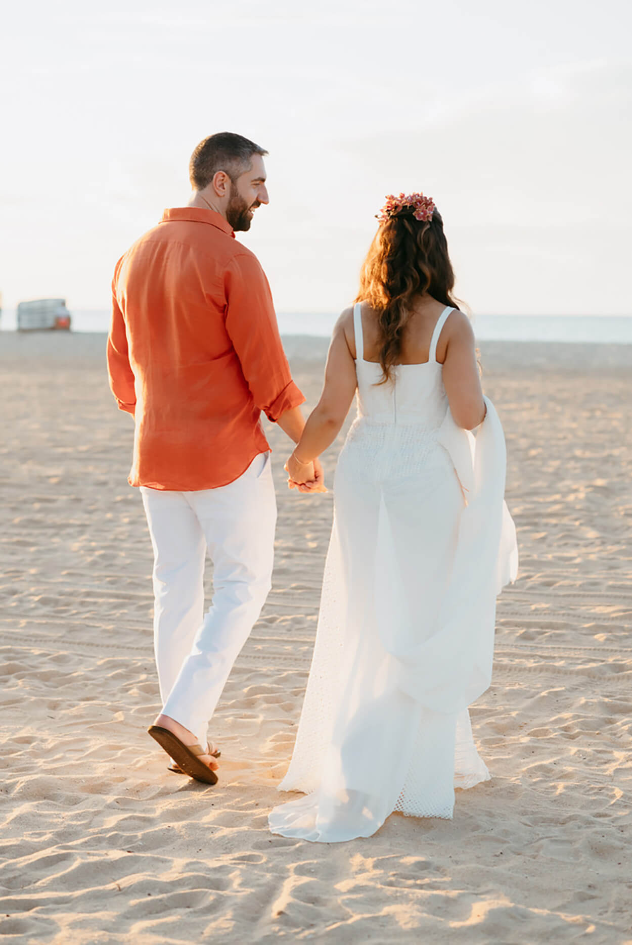 Destination wedding ganha uma cerimônia alto astral na praia