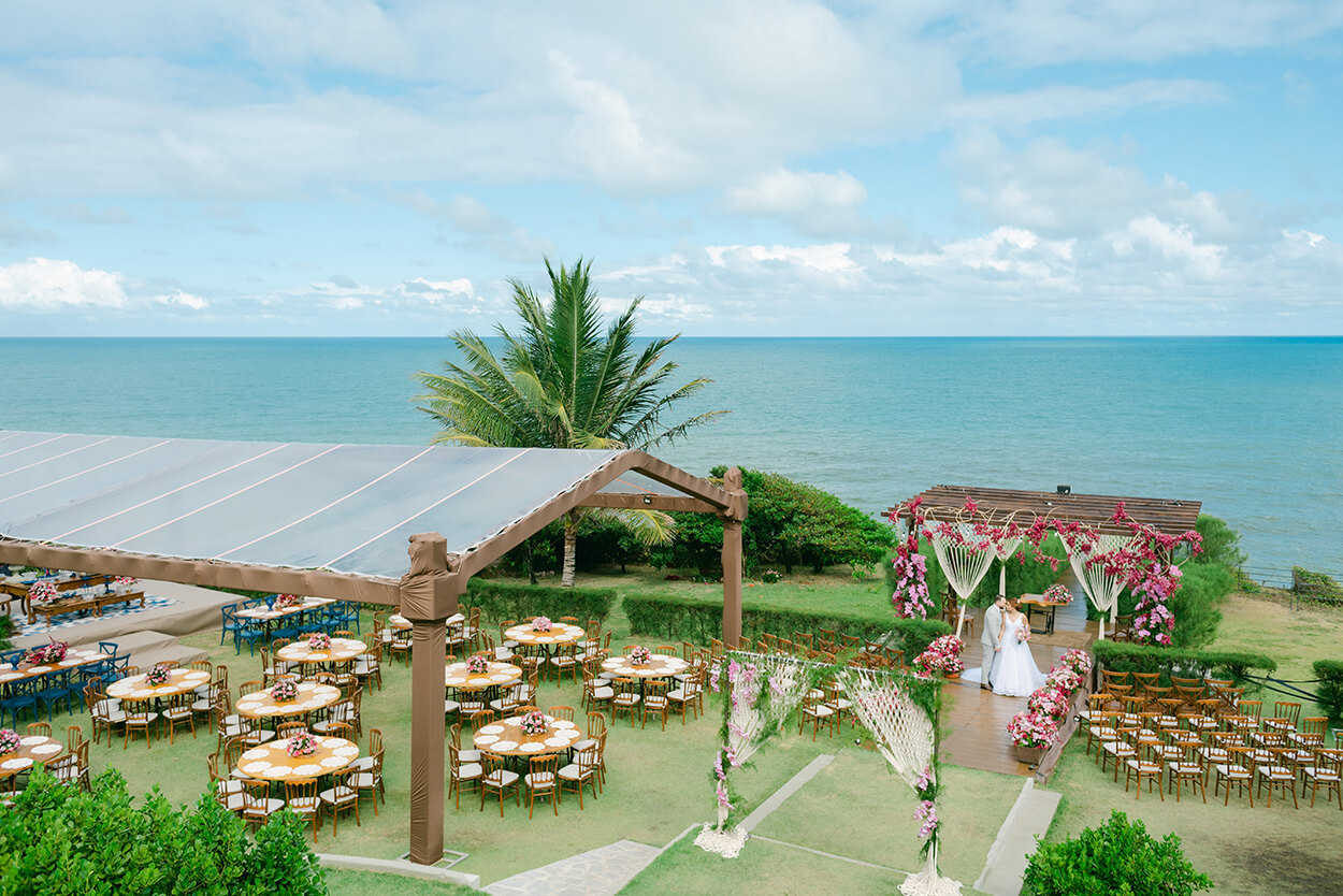 Visão de cima de campo com decoração de casamento perto da praia