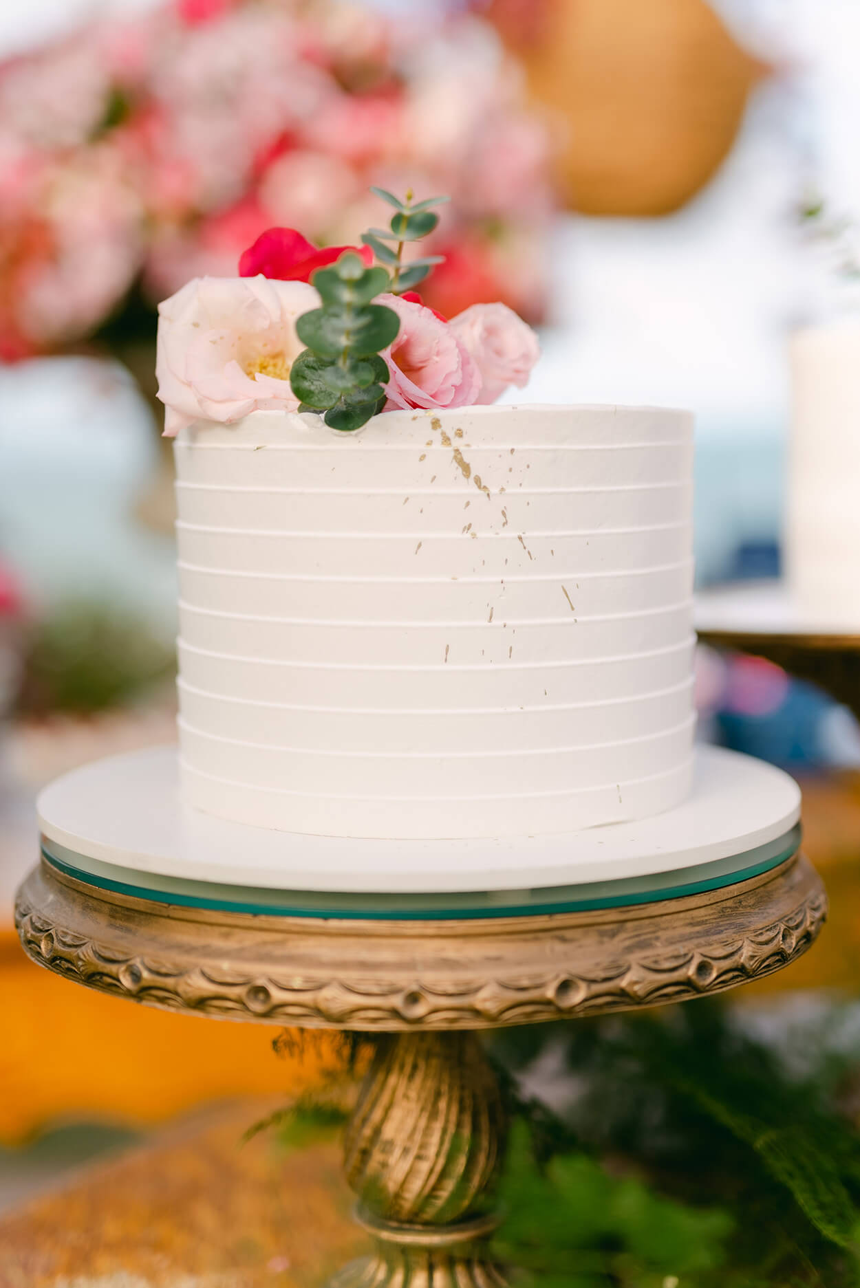 Bolo de casamento branco espatulado com rosas no topo