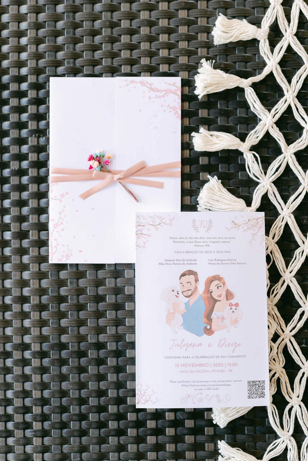 Convite de casamento com ilustração fofa do casal e laço rosa