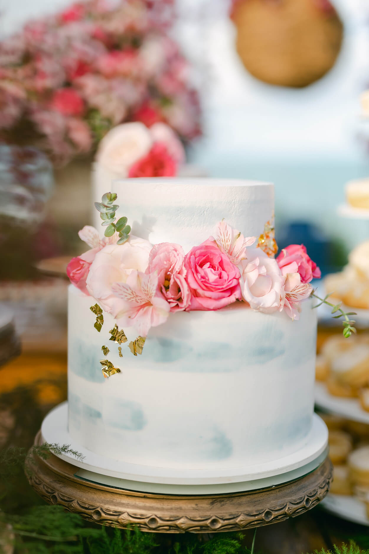 Bolo de casamento branco semi espatulado com rosas no topo