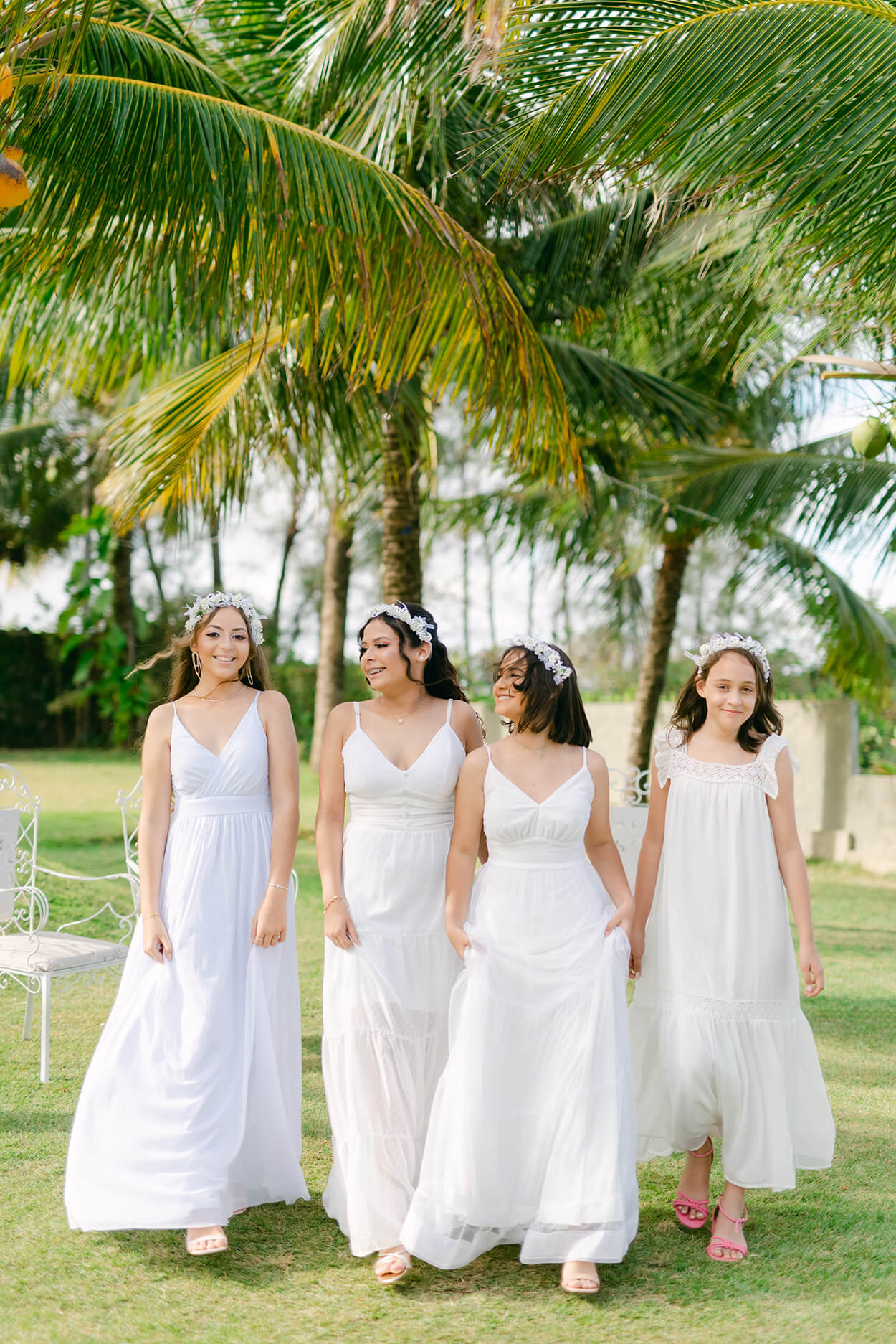 Quatro demoiselles com vestidos longos brancos e coroa de flores