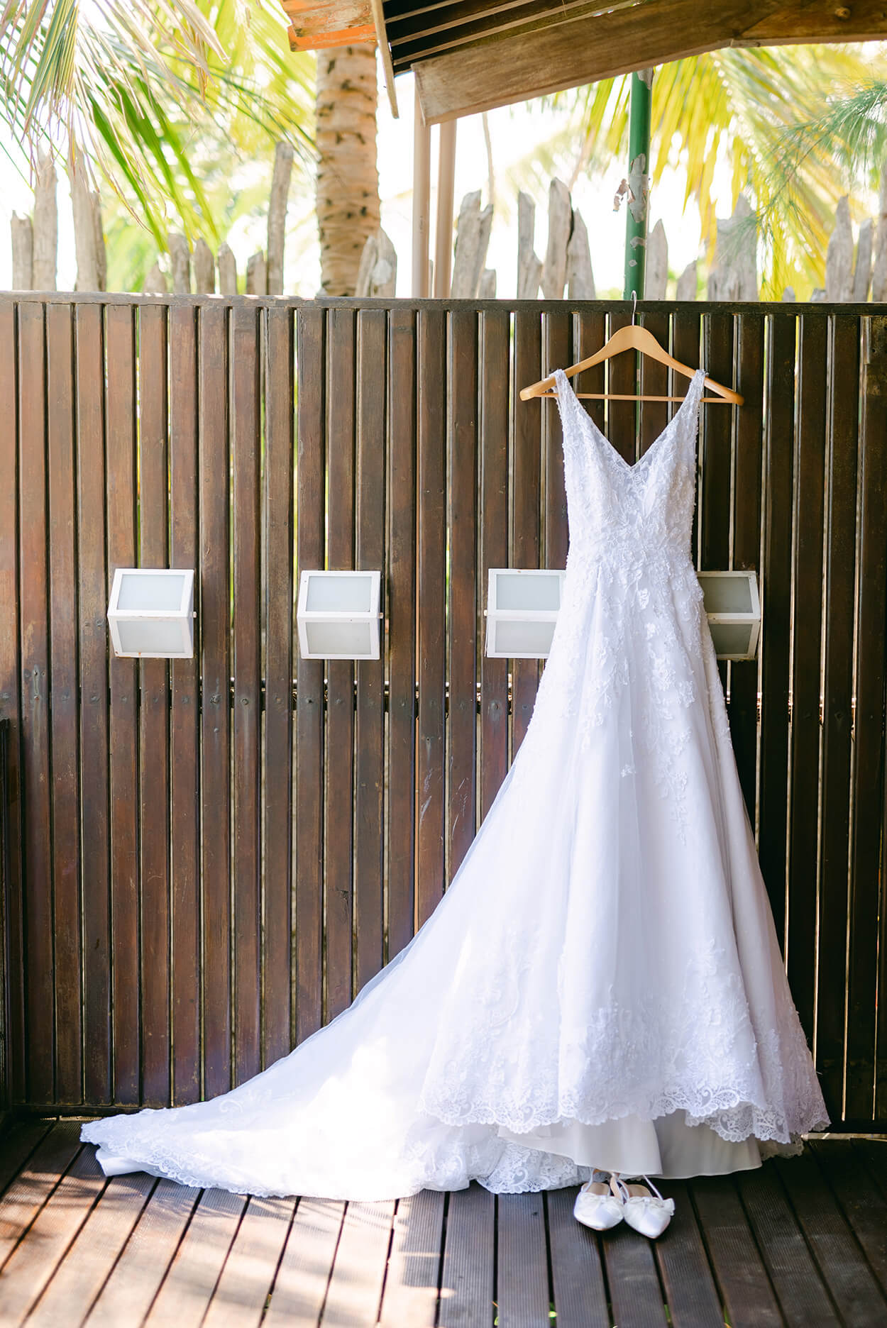 Vestido de noiva pendurado no cabide