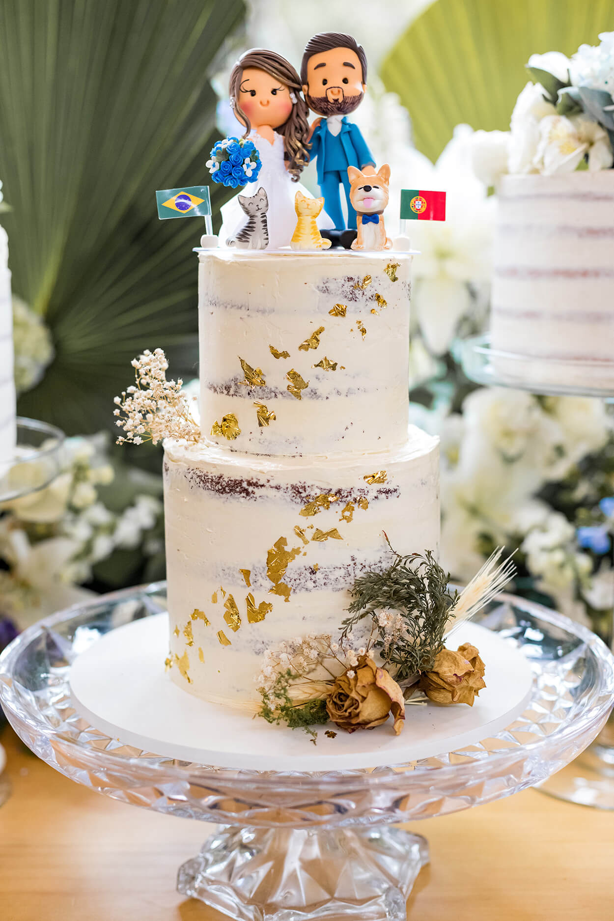 Bolo de casamento branco semi espatulado com detalhes dourados e bonequinhos fofos como topo de bolo