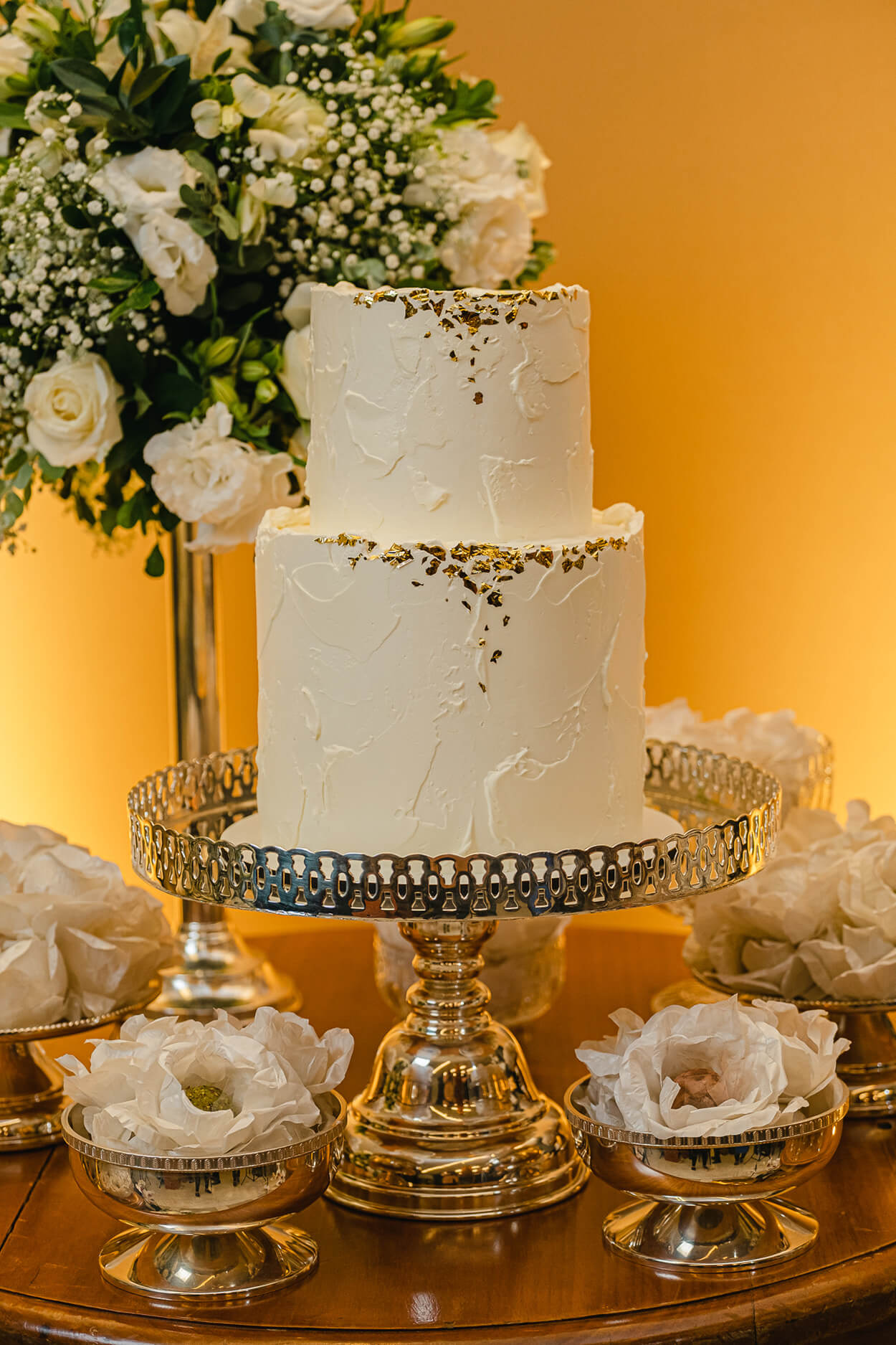 Bolo de casamento branco com dois andares textura irregular e retalhos dourados
