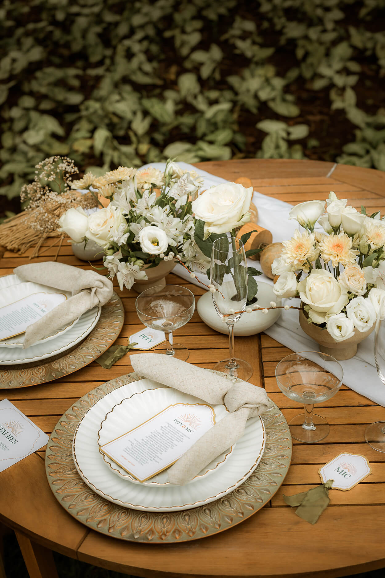 Mesa posta com rosas brancas e amarelas