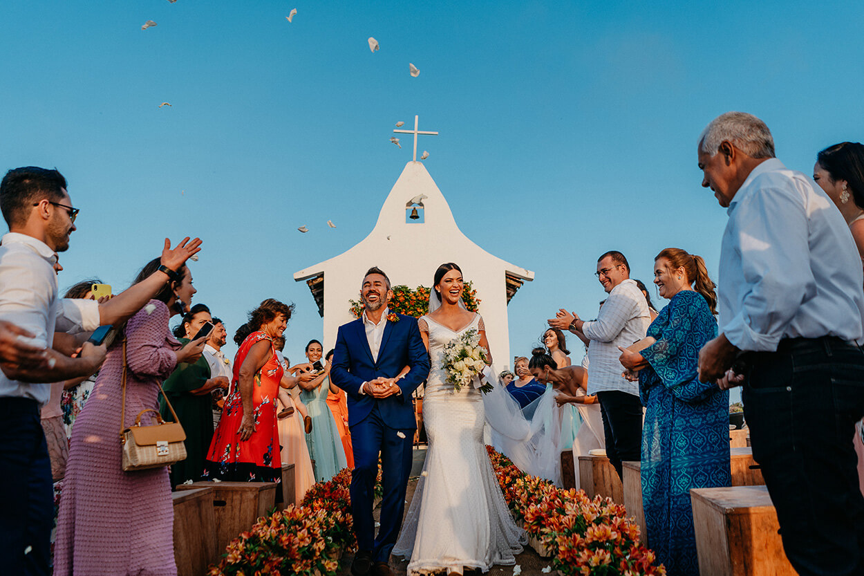 saída dos noivos do casamento na capela