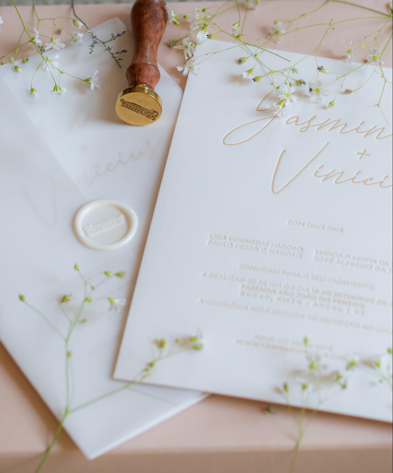 Convite de casamento branco com letras rosê
