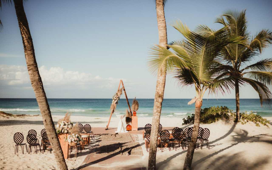 altar triangular para casamento na praia