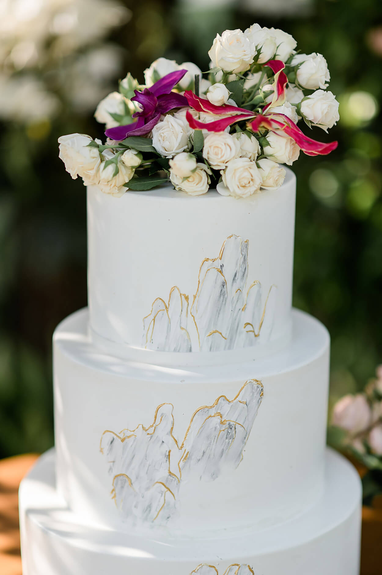 Bolo de casamento branco com desenhos marmorizados com detalhes dourados