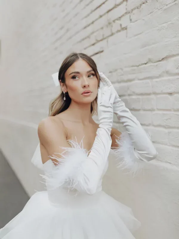 capa post: cropped-MargoTulleBallgown_OliviaFeatherGloves_6_800x.webp