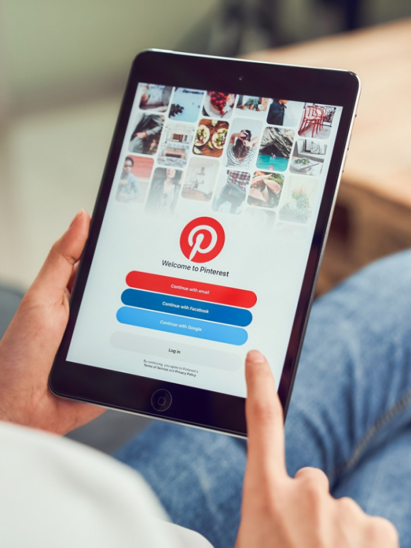 capa post: Bangkok, Thailand - January 15, 2020 : woman hand holding tablet and display social Internet service Pinterest on the screen. is an online pinboard that allows people to pin their interesting things.
