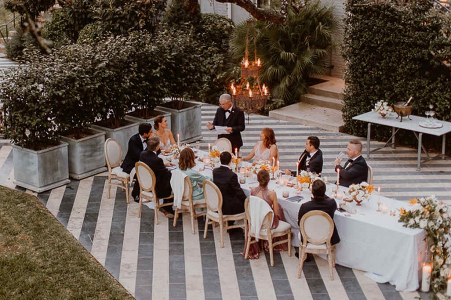 micro wedding com mesa para convidados ao ar livre