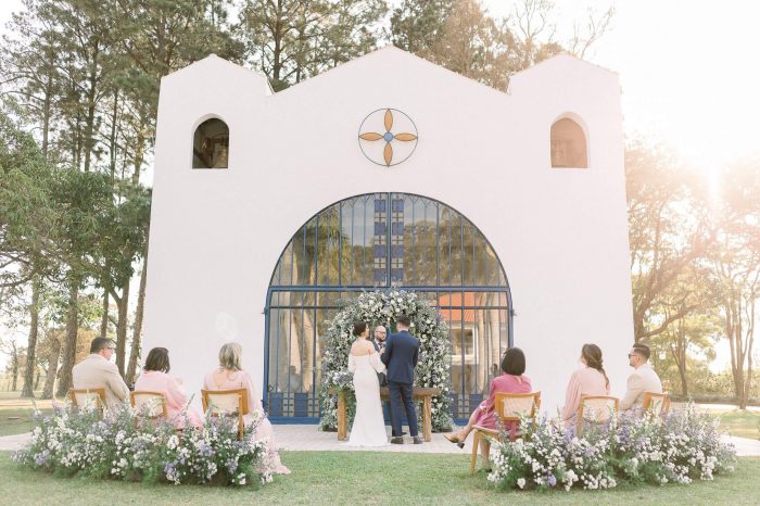 micro wedding em frente a capela ao ar livre