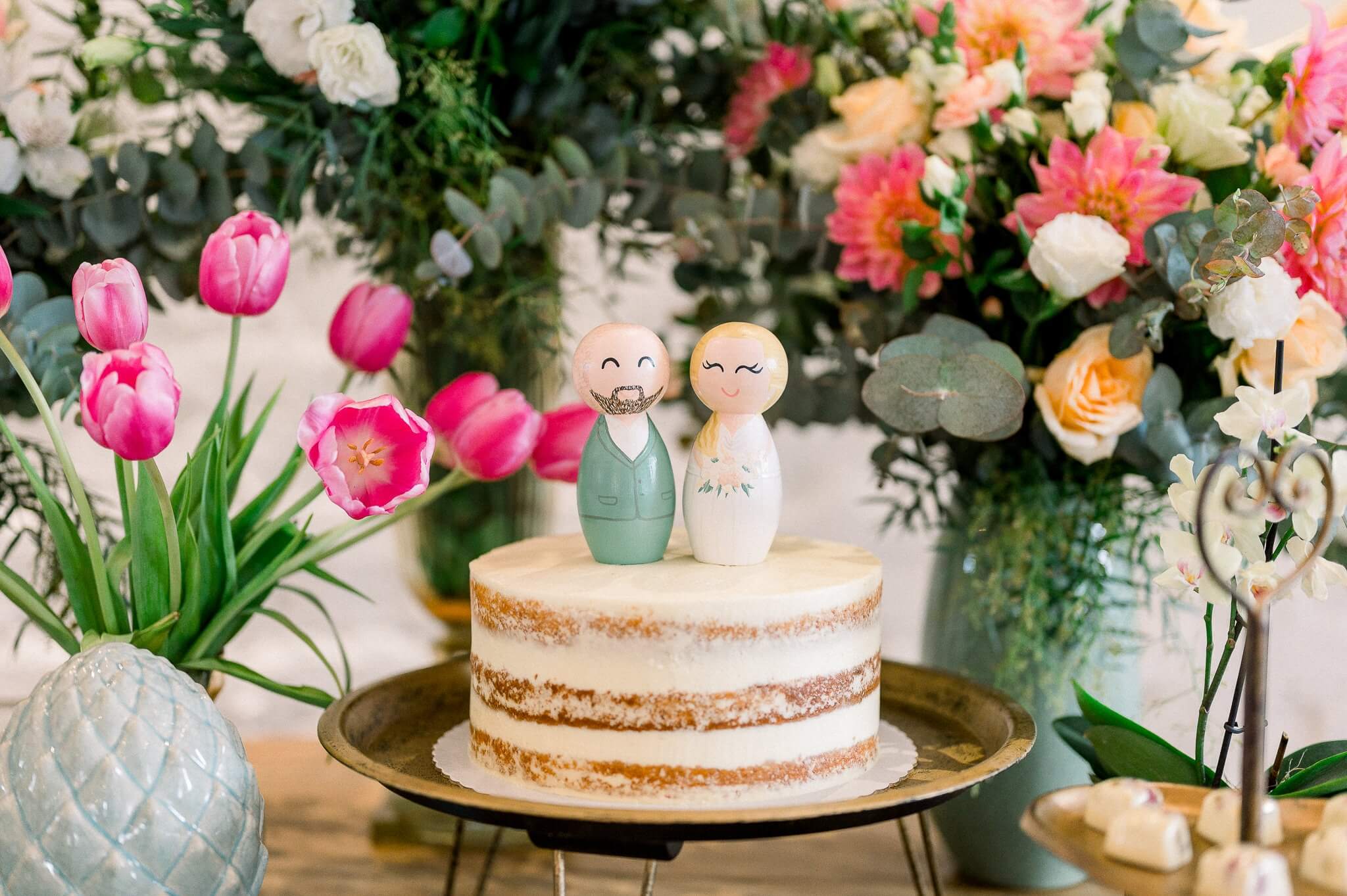 topo de bolo de casamento com noivinhos em madeira por marcela ferreira ateliê