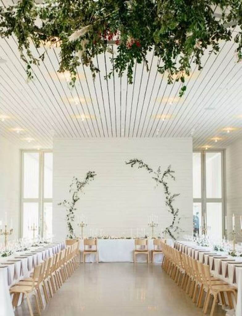 decoração de casamento minimalista com mesas comunitárias