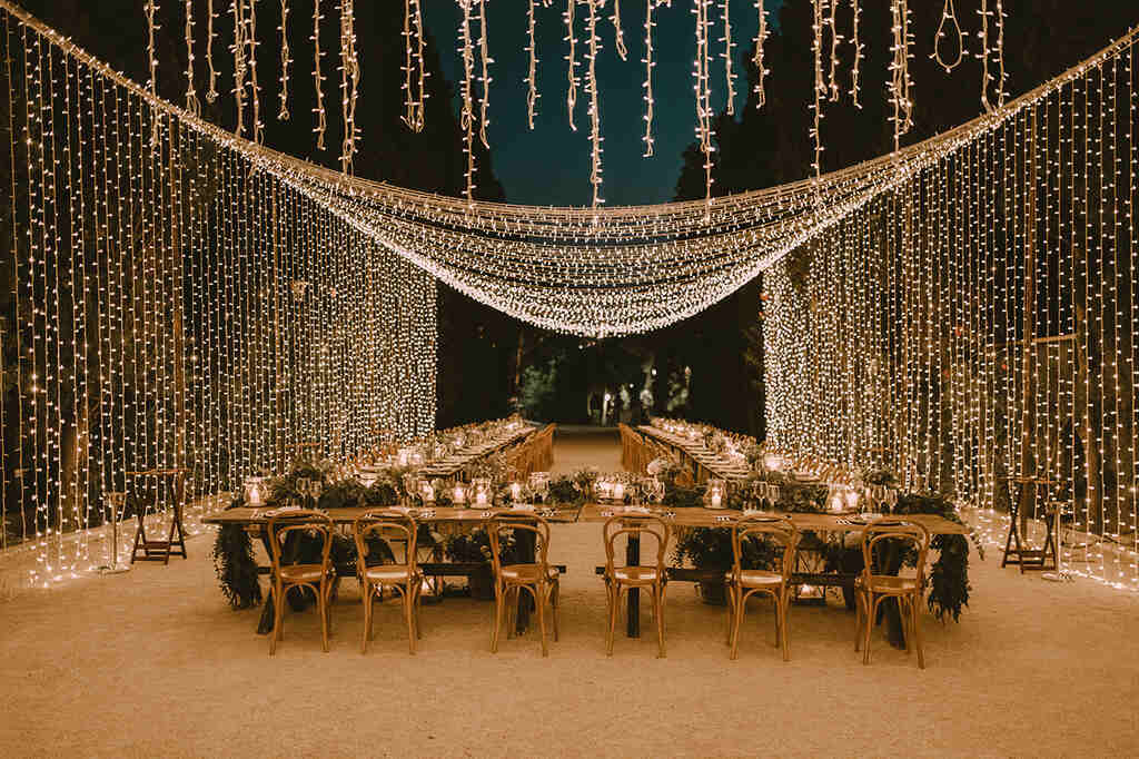 decoração de casamento com varal de luzes e mesa comunitária 