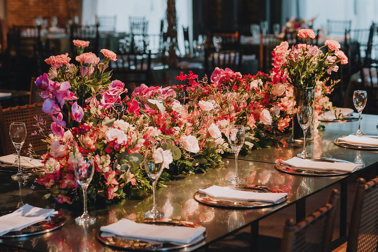 Mesa de jantar com flores rosas no centro