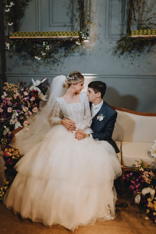 capa post: Noiva sentada no colo do noivo no sofá