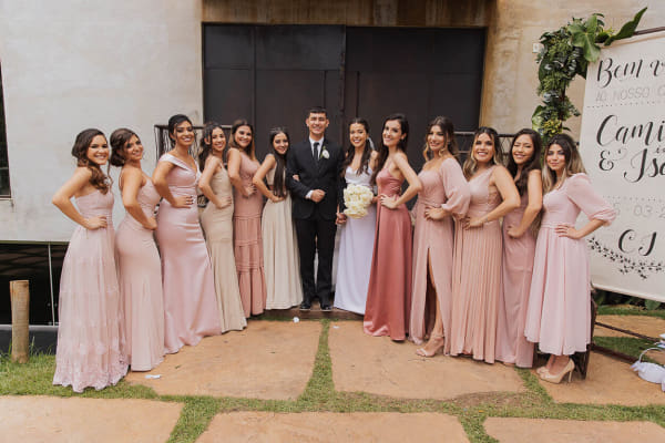 capa post: Noivos ao centro e madrinhas com vestido rosa ao lado