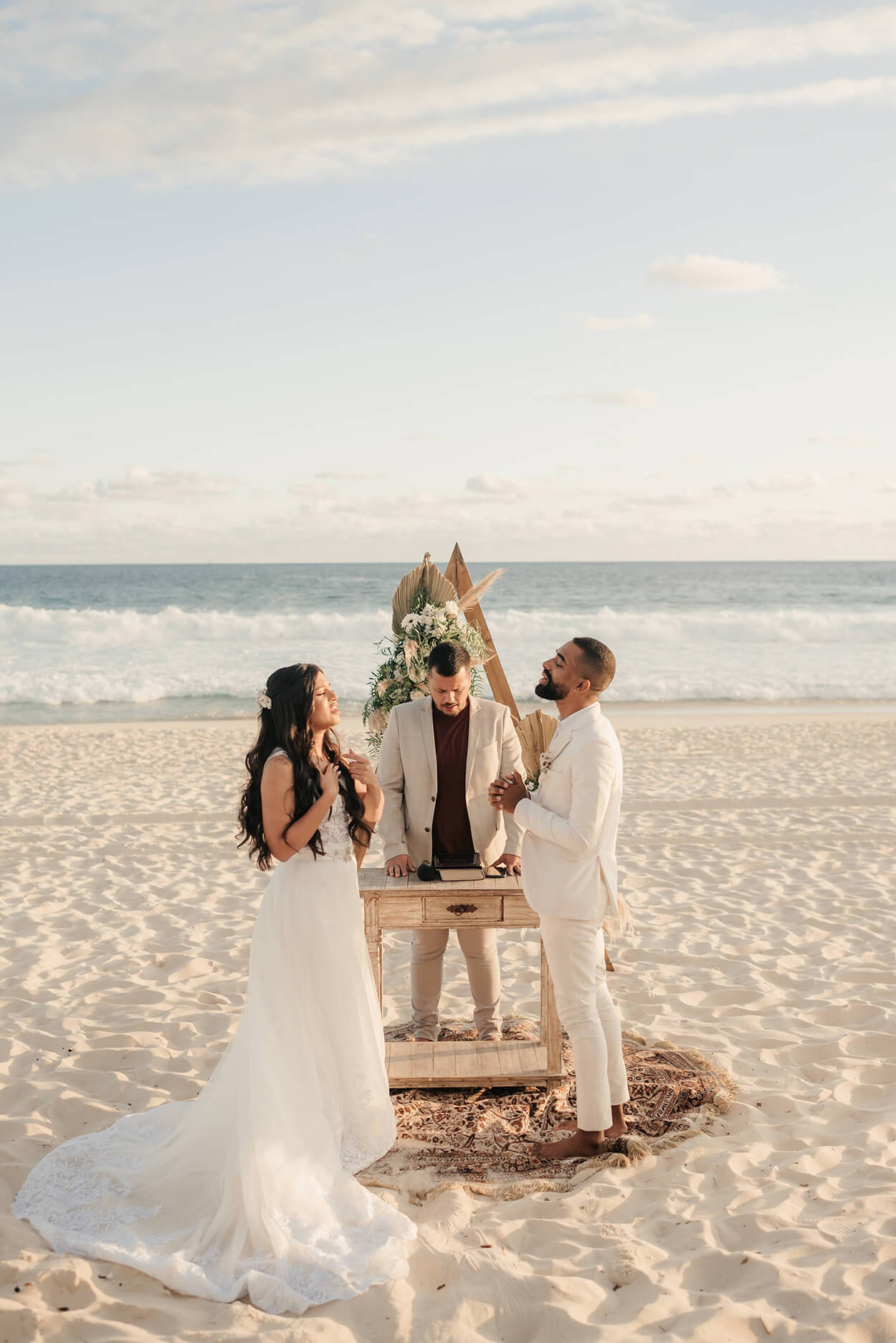 Noivos no altar na casamento na praia