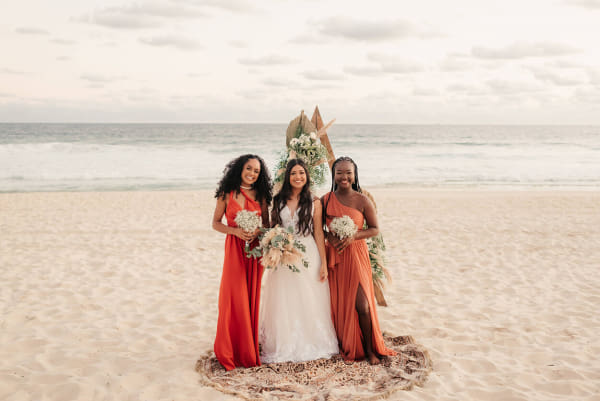 capa post: Noiva ao lado de duas madrinhas com vestido terracota