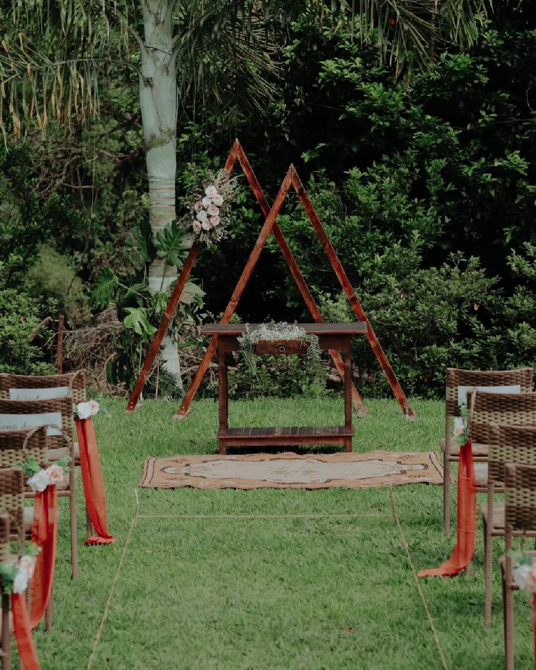 Altar triângular de madeir ano campo durante o dia