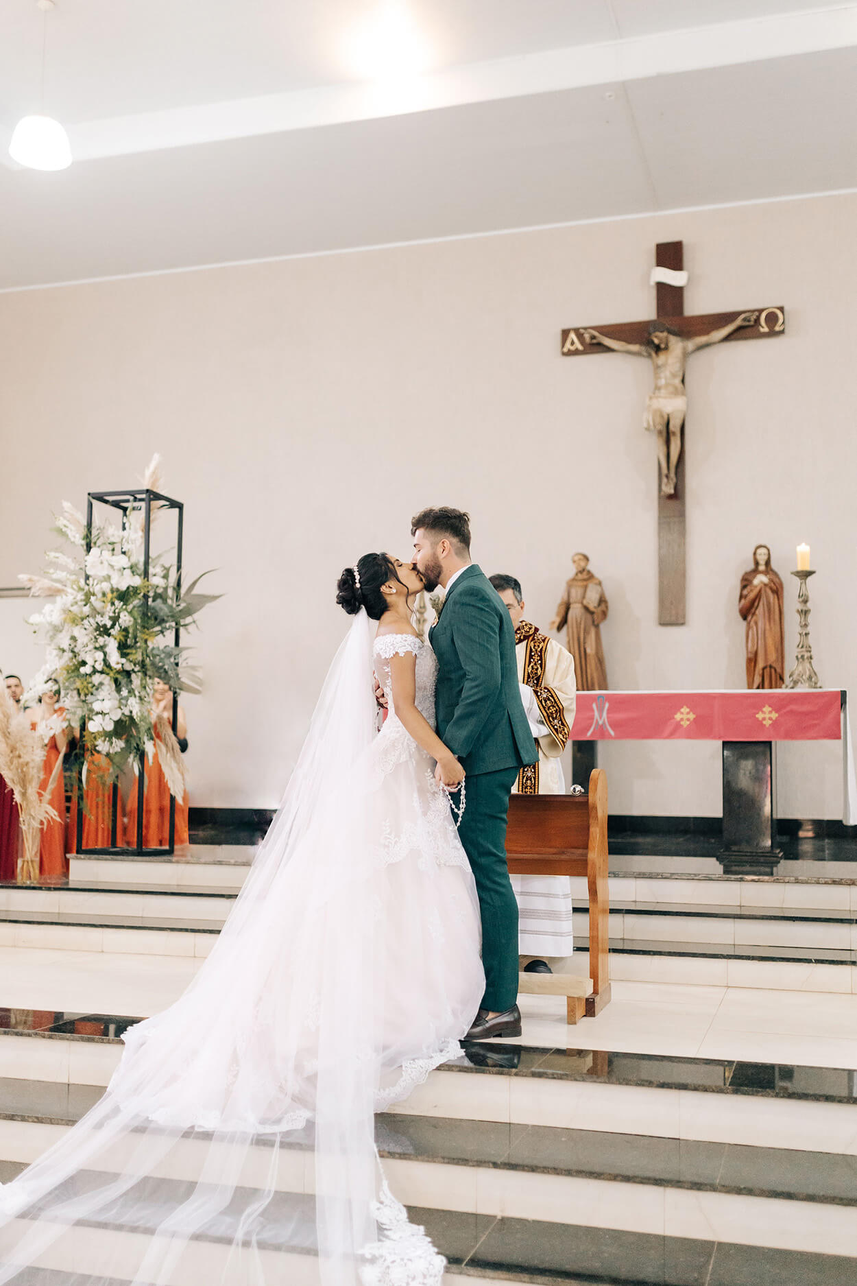 noivos se beijando na igreja