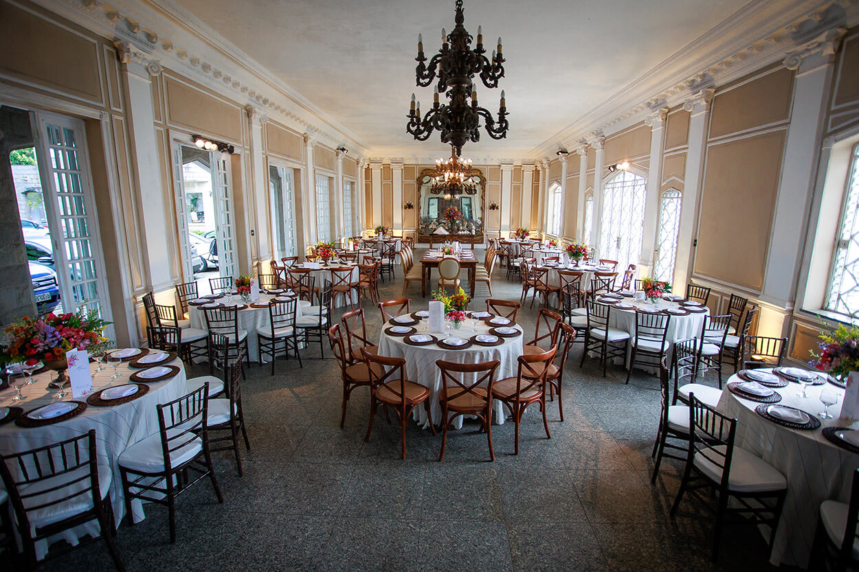 Salão clássico com várias mesas redondas