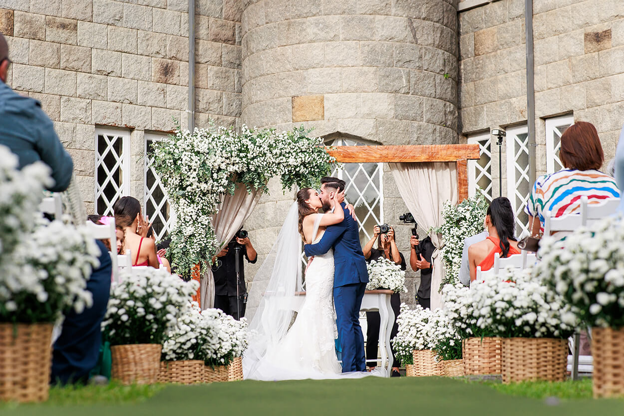 Noivos se beijando na cerimônia de casamento