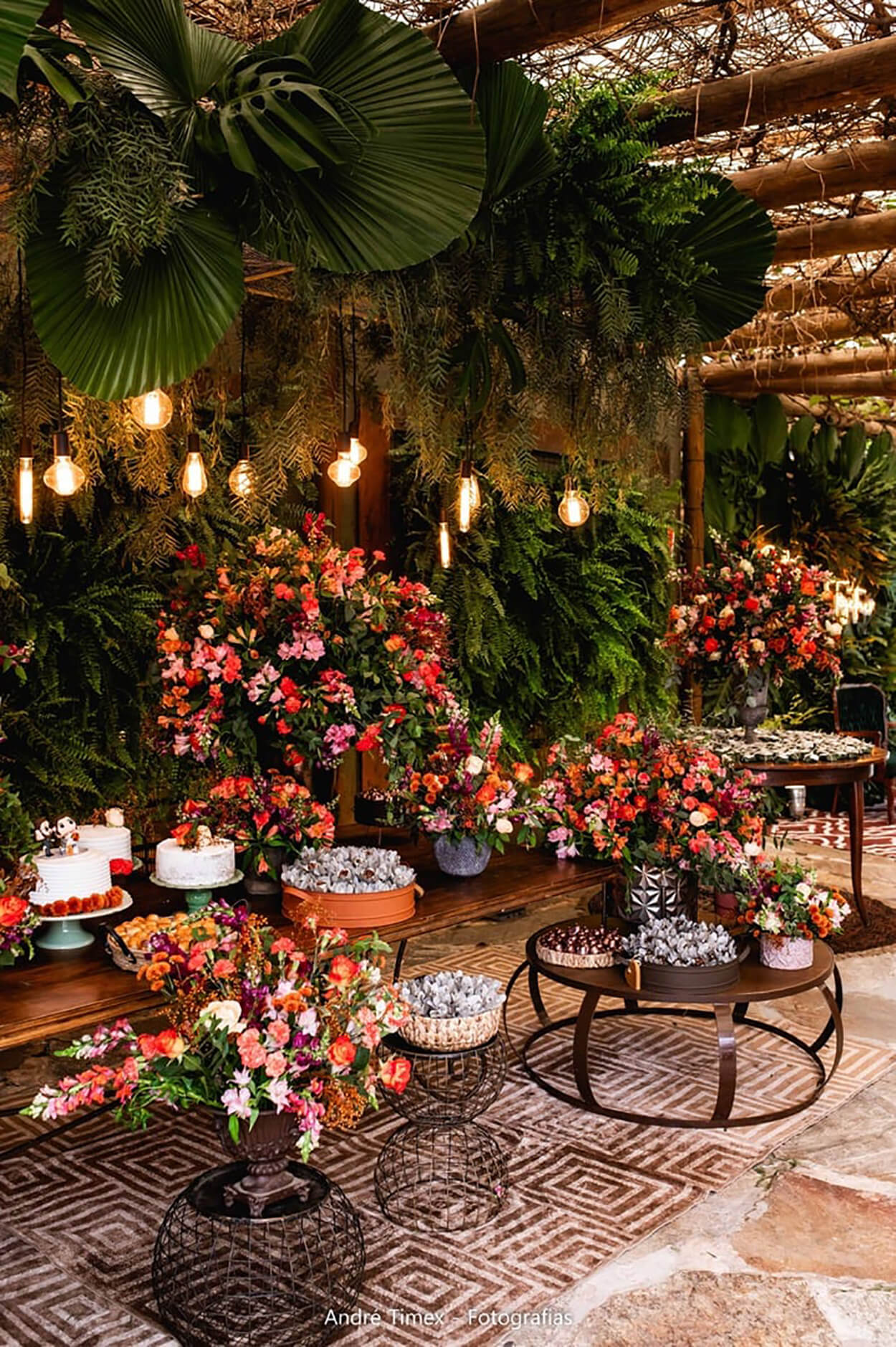 Mesa com bandeja com doces de casamento e flores