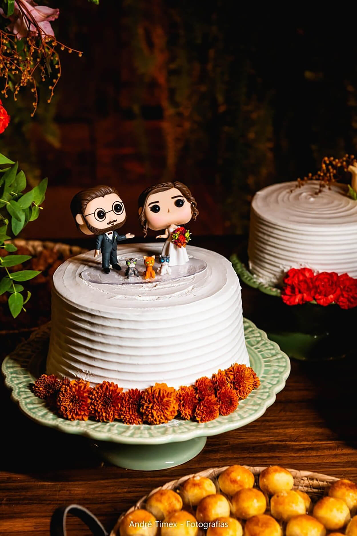 Mesa com bolo de casamento branco espatulado com bonequinhos no estilo Funko