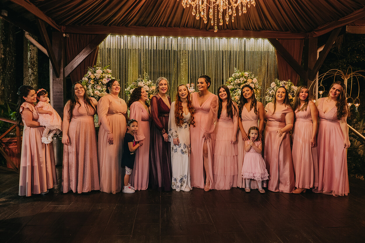 Noiva e madrinhas com vestidos rosa