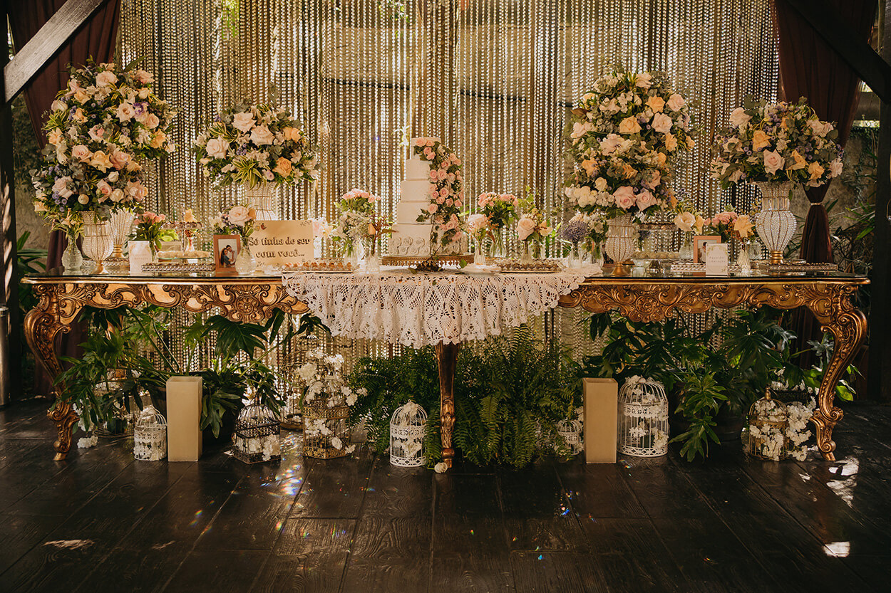 Mesa com bolo de casamento com flores