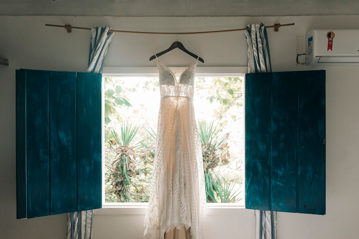 Vestido de noiva no cabide na janela