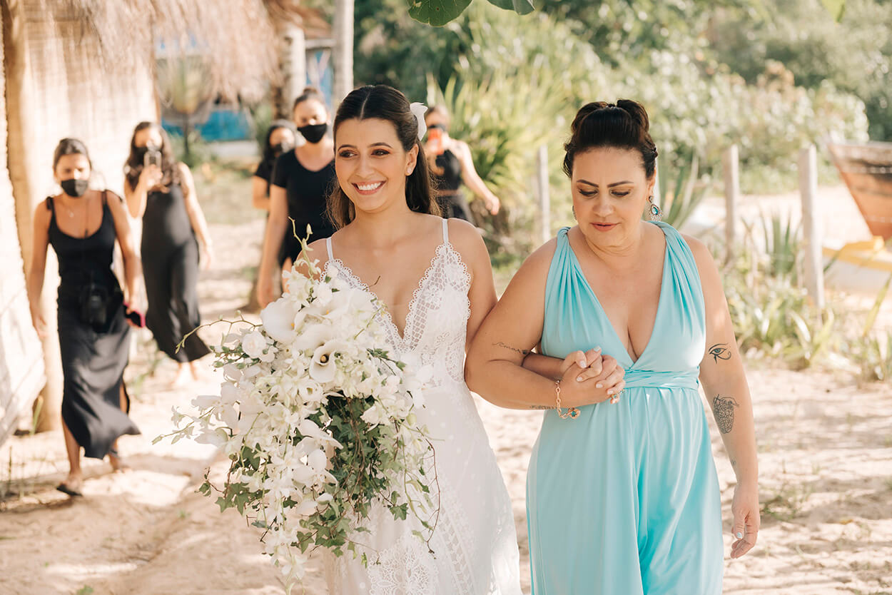 Entrada da noiva de mãos dadas com a sua mãe usando um vestido azul serenity
