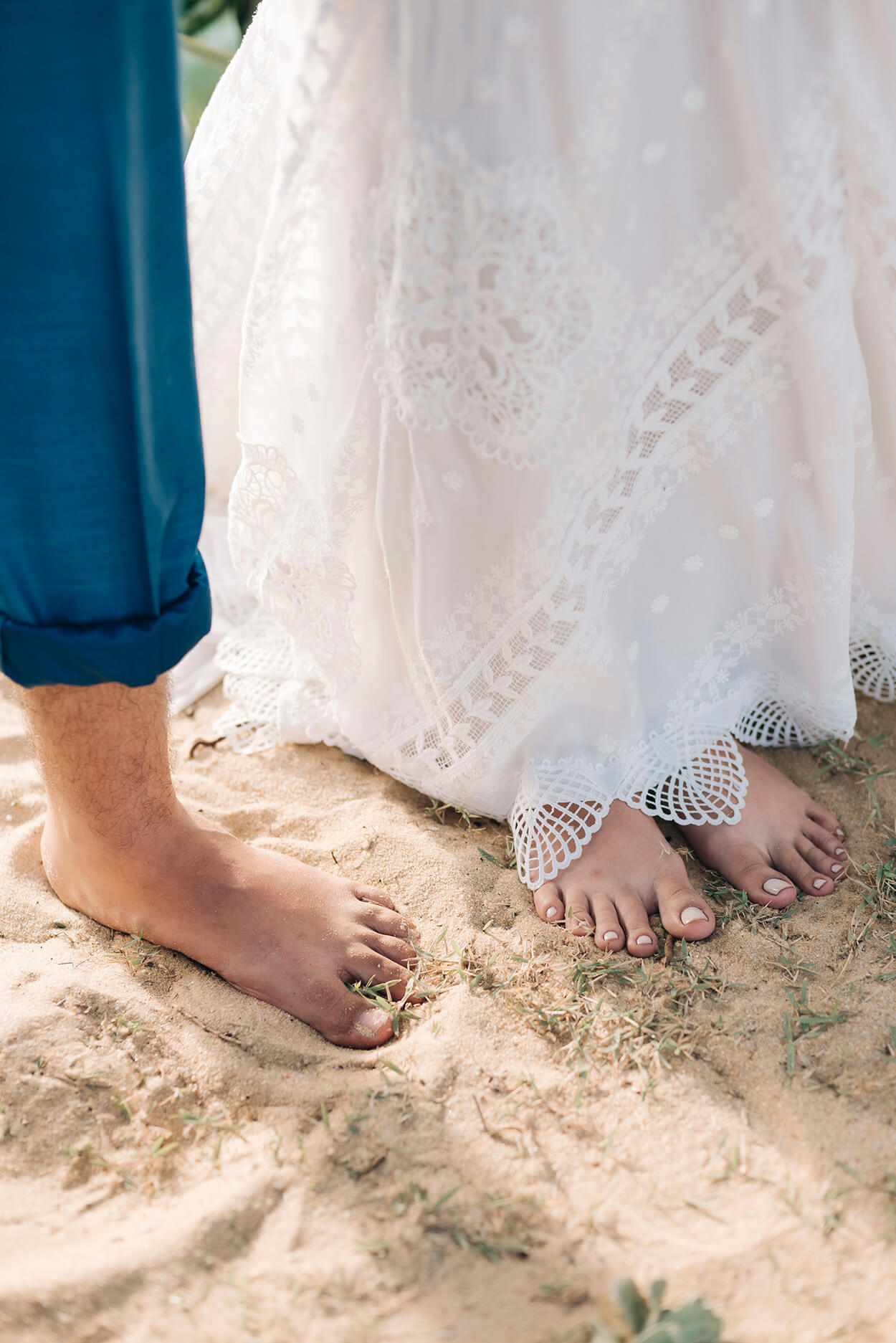 Noivos descalços na areia