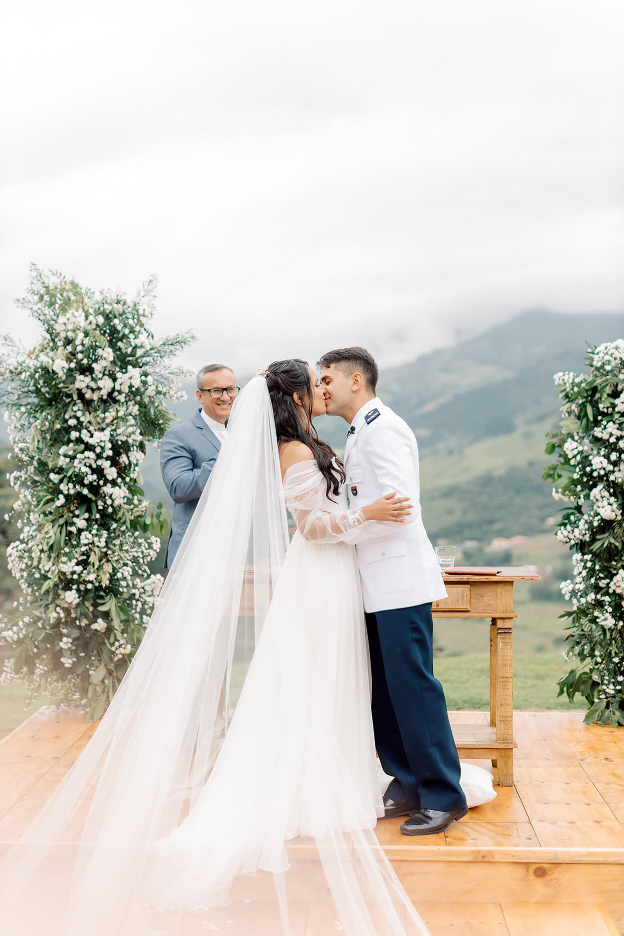 Noivos se beijando no altar no casamento no campo