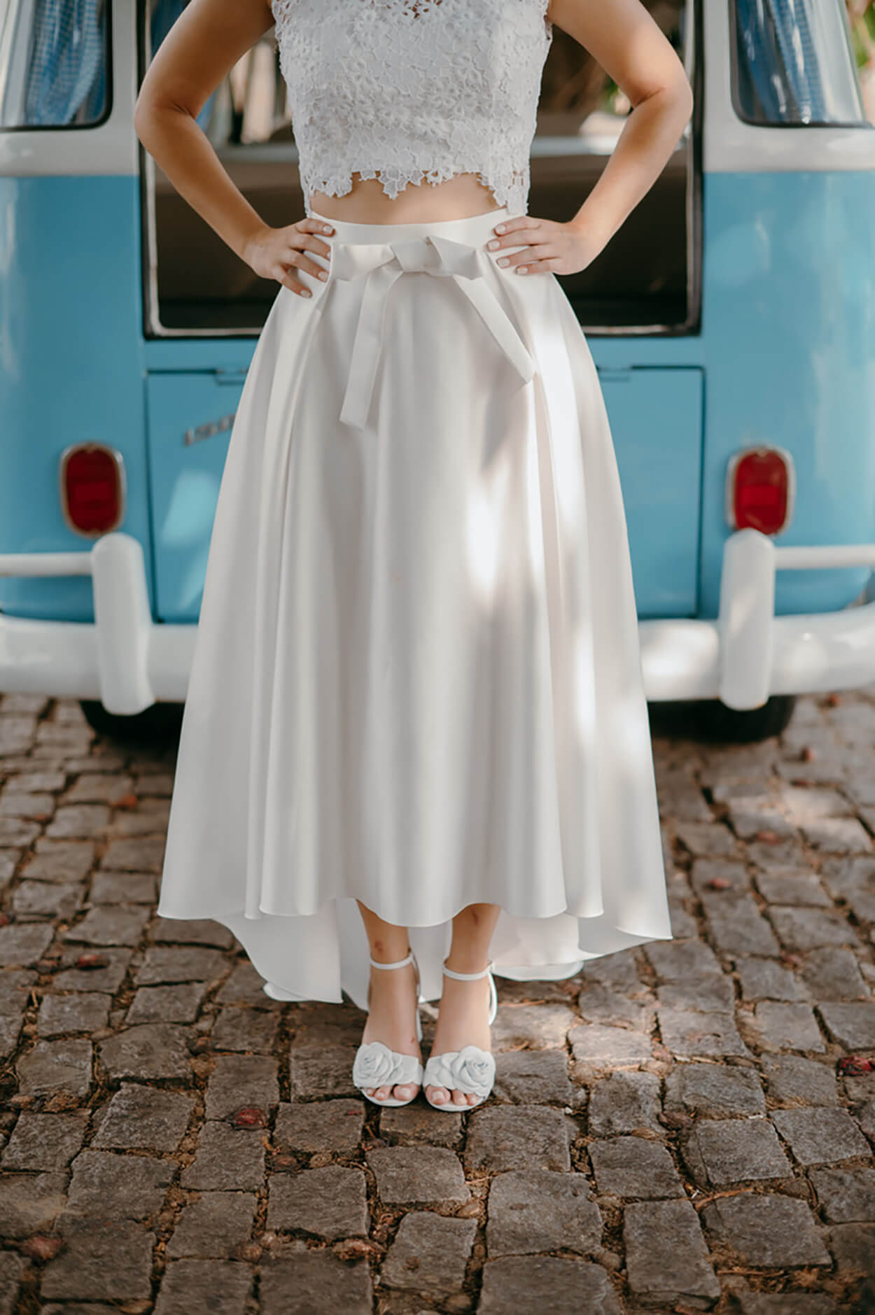 Silhueta de mulher usando vestido de noiva cropped com saia com laço
