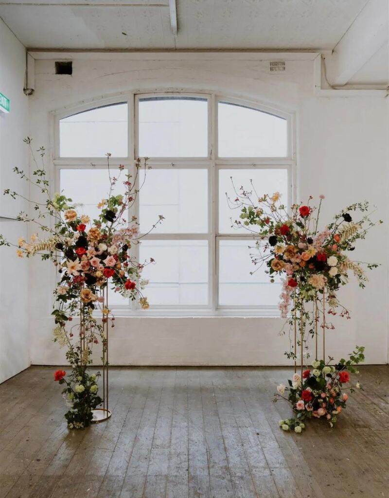 altar de casamento simples decorado com flores