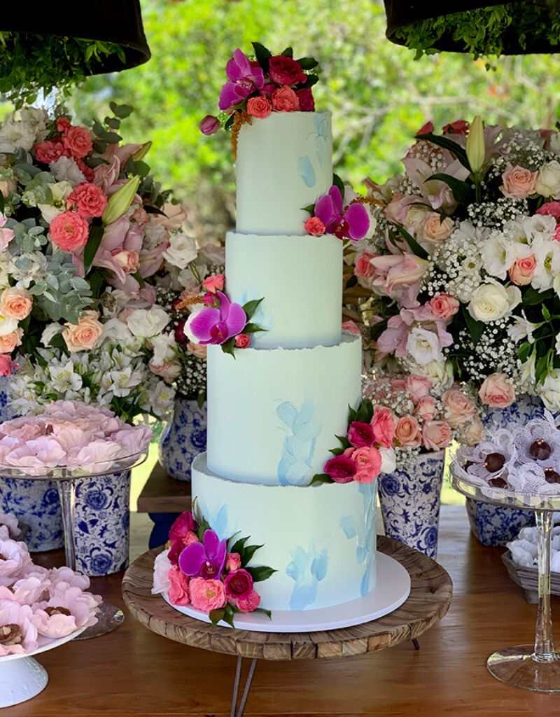 bolo de casamento todo branco decorado com flores