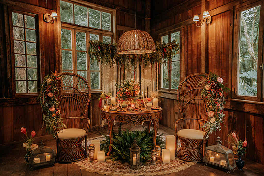 decoração de casamento com cadeira pavão 