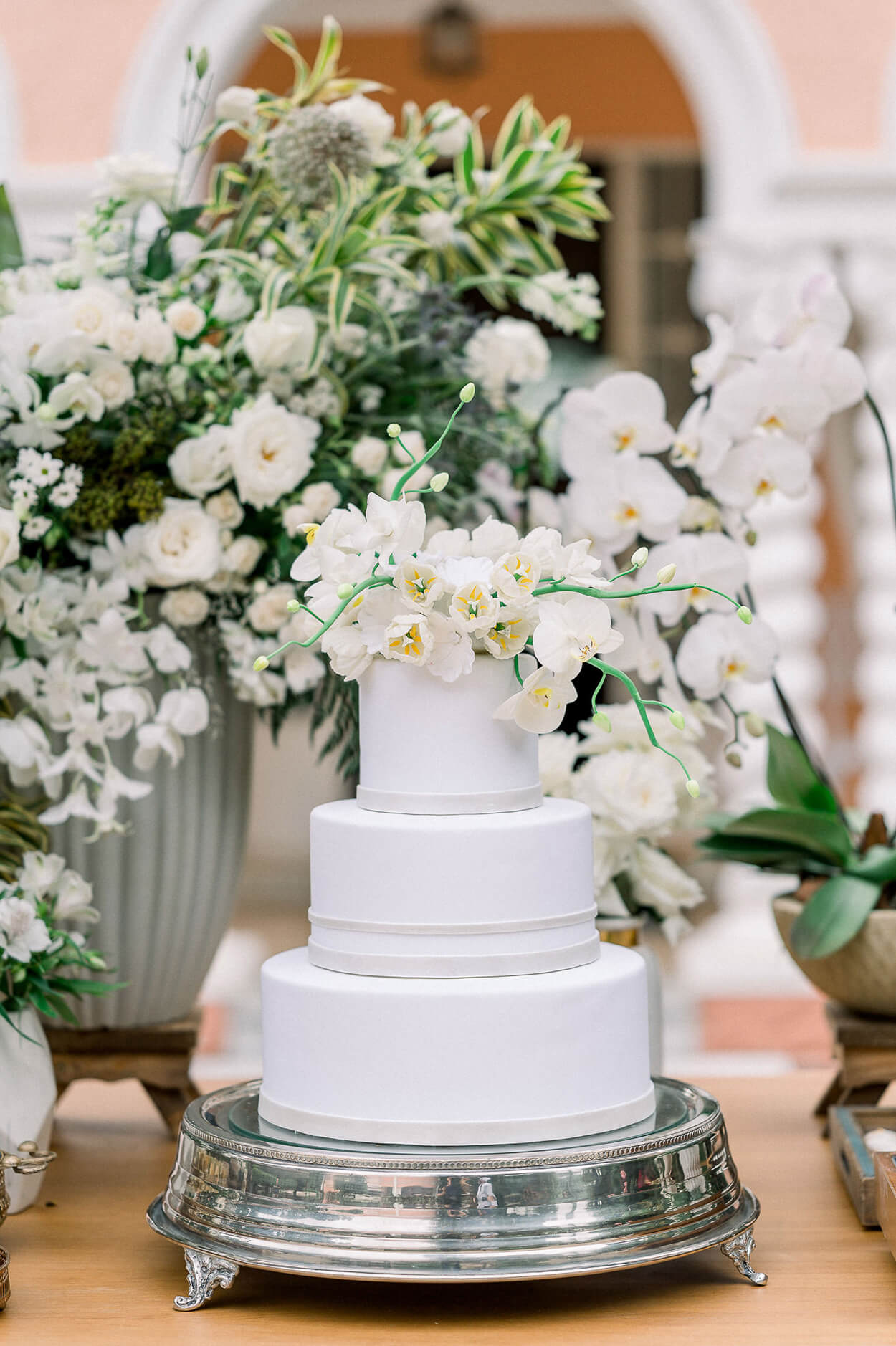 Bolo de casamento branco com topo de flores
