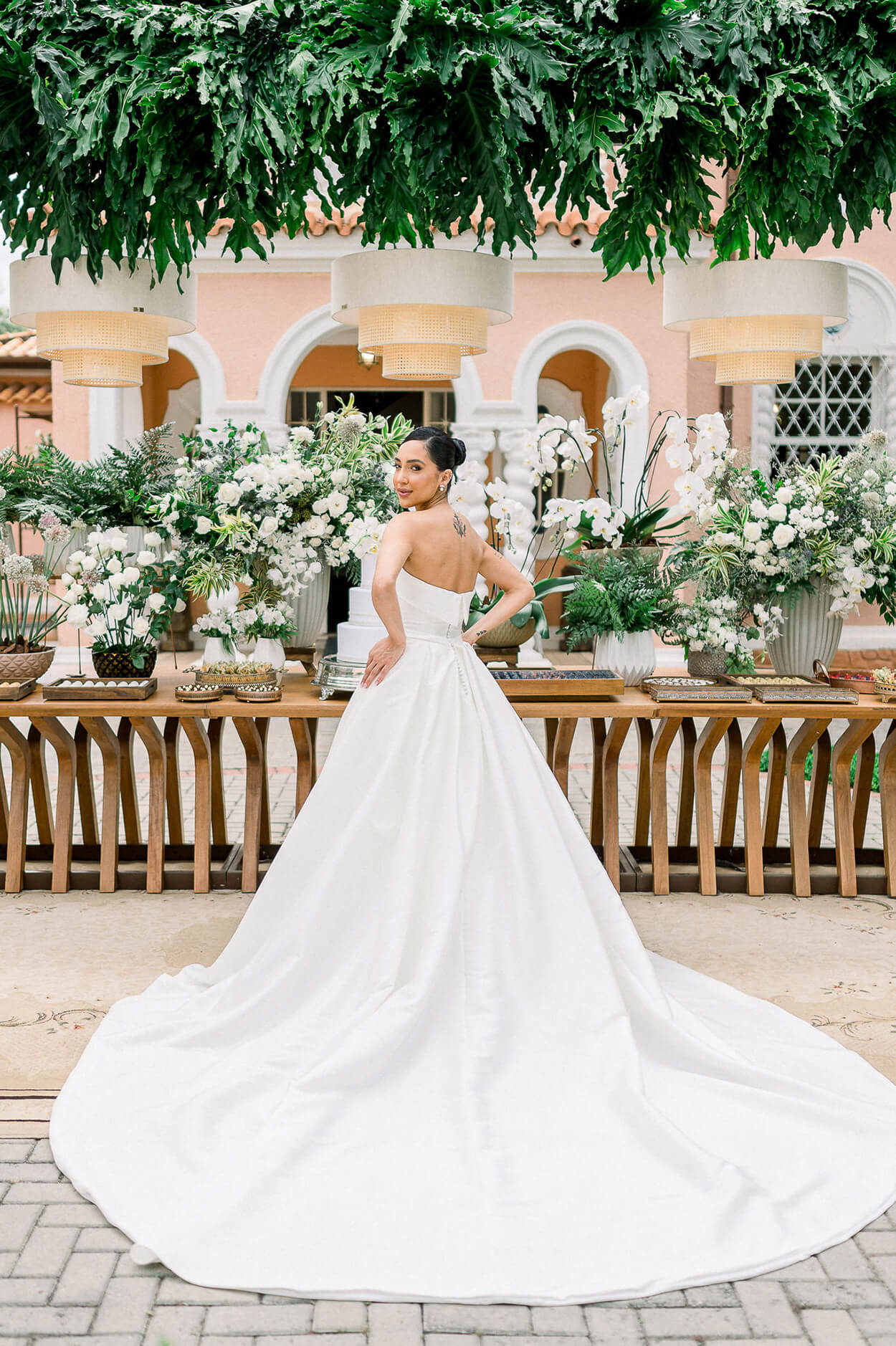 Mulher de costas com vestido de noiva elegante e minimalista na Villa Ásolo
