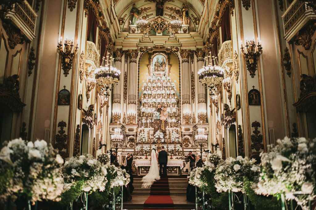 casamento na igreja decorada com flores brancas no corredor